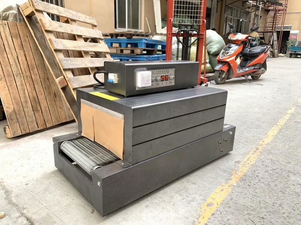 গরম বিক্রয় ছোট প্লাস্টিক ফিল্ম তাপ টানেল সঙ্কুচিত বোতল / বক্স জন্য প্যাকেজিং মেশিন কাটা সহজ অপারেট