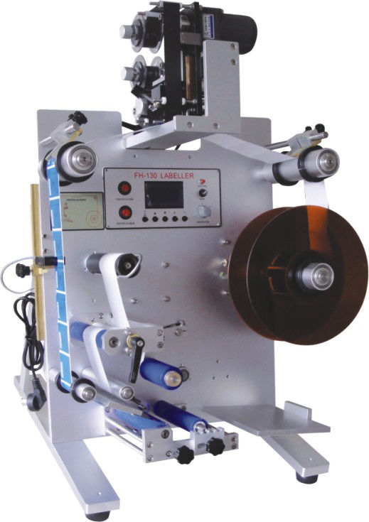 তারিখ প্রিন্টার সহ স্বয়ংক্রিয় ডেস্কটপ উল্লম্ব ইনলাইন স্টিকার লেবেলিং মেশিন যা বোতল মোড়ানোর জন্য