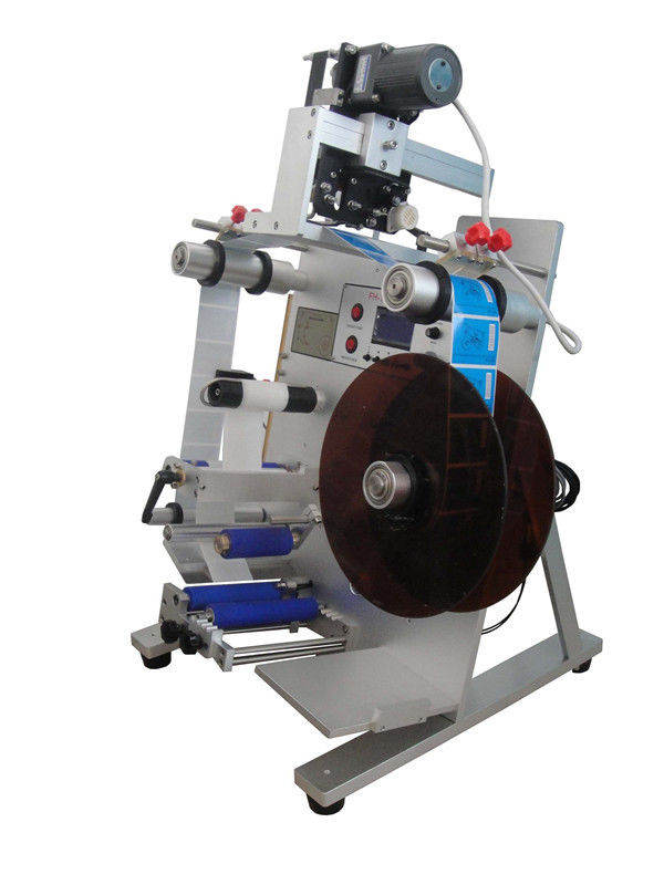 তারিখ প্রিন্টার সহ স্বয়ংক্রিয় ডেস্কটপ উল্লম্ব ইনলাইন স্টিকার লেবেলিং মেশিন যা বোতল মোড়ানোর জন্য