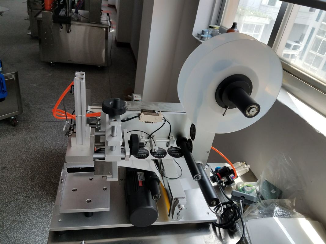 পেশাদার কাস্টমাইজড ফ্ল্যাট সারফেস লেবেলিং মেশিন বক্স/ব্যাগ/ঢাকনা লেবেল স্টিকার স্কয়ার বোতল লেবেল ডিসপেনসর