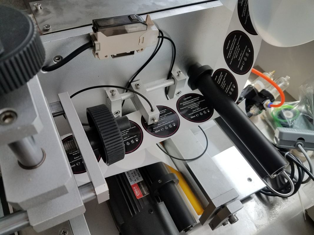 ফ্ল্যাট সারফেস, বর্গাকার বোতল, ফ্যাক্টরি প্রাইসের জন্য উচ্চ নির্ভুলতা সম্পন্ন টপ সাইড স্টিকার লেবেলিং মেশিন