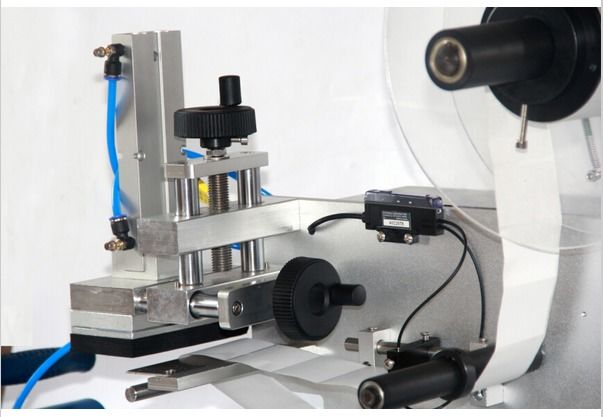 উচ্চ নির্ভুলতা স্থিতিশীল সমতল পৃষ্ঠের লেবেলিং মেশিন স্কয়ার বোতল,বক্স মাল্টি-সাইড কমপ্যাক্ট লেবেল স্টিকার ছোট ব্যবসার জন্য