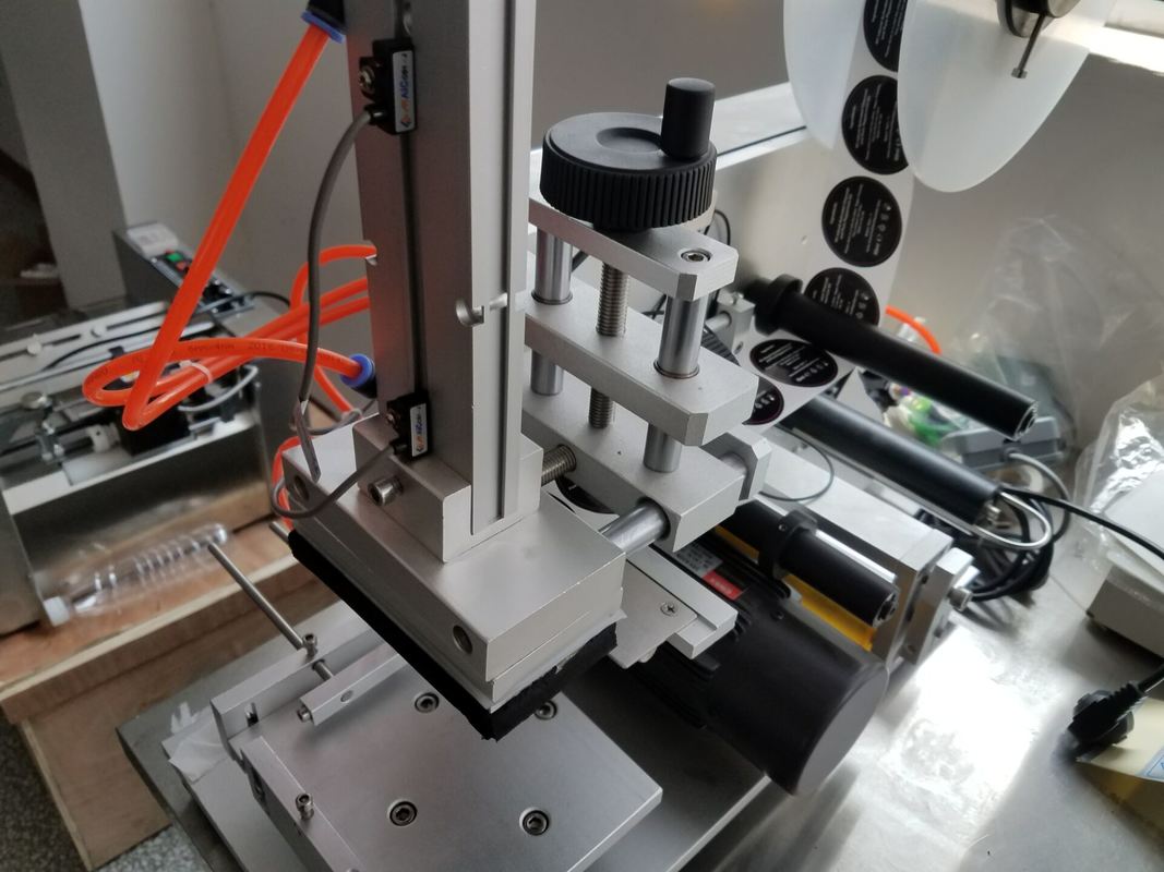 উচ্চ নির্ভুলতা স্থিতিশীল সমতল পৃষ্ঠের লেবেলিং মেশিন স্কয়ার বোতল,বক্স মাল্টি-সাইড কমপ্যাক্ট লেবেল স্টিকার ছোট ব্যবসার জন্য