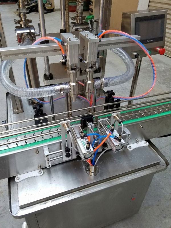 স্বয়ংক্রিয় ৪ হেডের ফেস বিউটি ক্রিম উল্লম্ব প্রসাধনী পেস্ট বোতল ভর্তি মেশিন ফিডিং পাম্প সহ